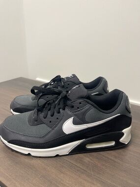 Nike Air Max Sneakers Men’s Size 11 Black & White Running Shoes
